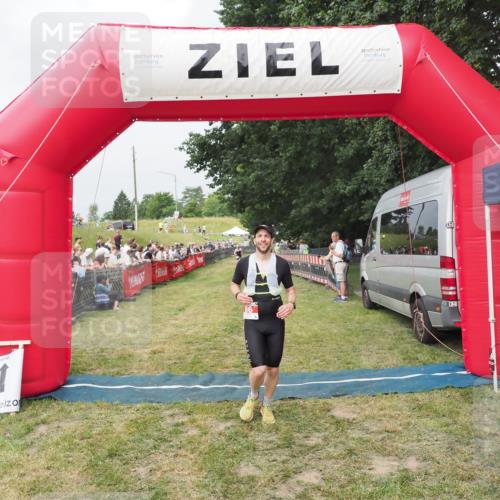 21.06.2025 - 27. Vierlanden-Triathlon MichiJ http://msf.ph/oto/8034113 15.06.2026 12:57:12 Ziel 86 meine-sportfotos.de