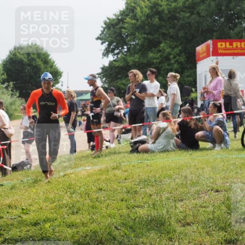 21.06.2025 - 27. Vierlanden-Triathlon KatJ http://msf.ph/oto/8034114 15.06.2025 11:17:25 Schwimmen 911, 944 meine-sportfotos.de