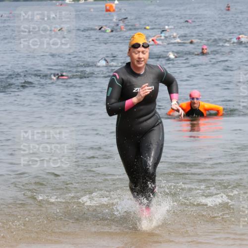 21.06.2025 - 27. Vierlanden-Triathlon Lena Gebhardt http://msf.ph/oto/8034116 15.06.2025 11:19:04 Schwimmen 876, 942 meine-sportfotos.de