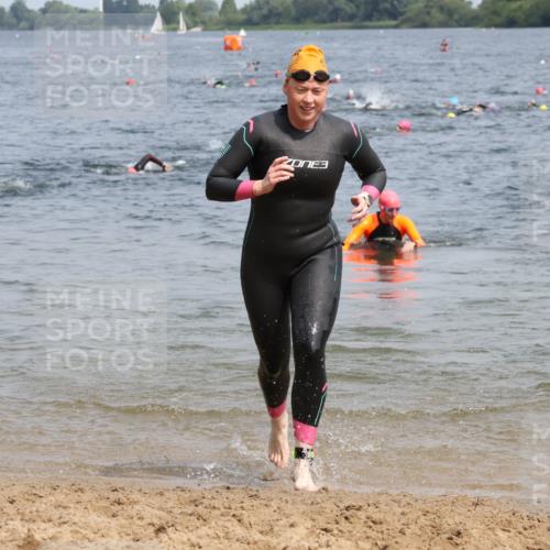 21.06.2025 - 27. Vierlanden-Triathlon Lena Gebhardt http://msf.ph/oto/8034125 15.06.2025 11:19:05 Schwimmen 876, 942 meine-sportfotos.de