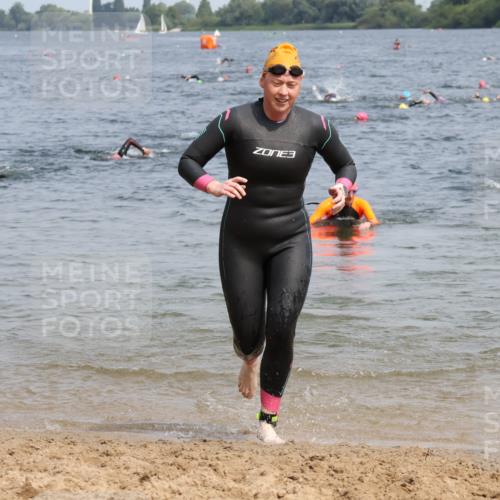 21.06.2025 - 27. Vierlanden-Triathlon Lena Gebhardt http://msf.ph/oto/8034129 15.06.2025 11:19:05 Schwimmen 876, 942 meine-sportfotos.de