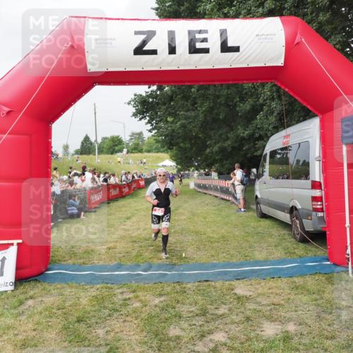 21.06.2025 - 27. Vierlanden-Triathlon MichiJ http://msf.ph/oto/8034131 15.06.2026 12:57:19 Ziel 64 meine-sportfotos.de