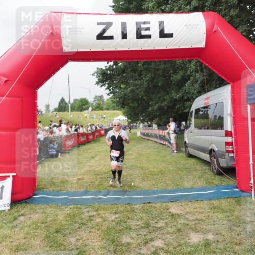 21.06.2025 - 27. Vierlanden-Triathlon MichiJ http://msf.ph/oto/8034138 15.06.2026 12:57:19 Ziel 64 meine-sportfotos.de