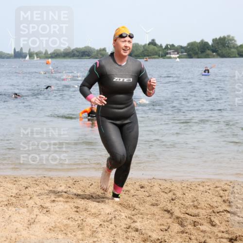 21.06.2025 - 27. Vierlanden-Triathlon Lena Gebhardt http://msf.ph/oto/8034142 15.06.2025 11:19:06 Schwimmen 876, 942 meine-sportfotos.de
