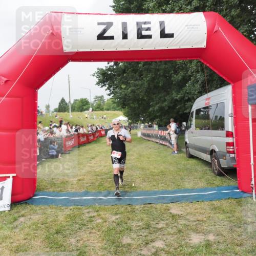 21.06.2025 - 27. Vierlanden-Triathlon MichiJ http://msf.ph/oto/8034145 15.06.2026 12:57:19 Ziel 64 meine-sportfotos.de