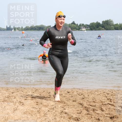 21.06.2025 - 27. Vierlanden-Triathlon Lena Gebhardt http://msf.ph/oto/8034147 15.06.2025 11:19:06 Schwimmen 876, 942 meine-sportfotos.de