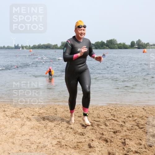 21.06.2025 - 27. Vierlanden-Triathlon Lena Gebhardt http://msf.ph/oto/8034153 15.06.2025 11:19:07 Schwimmen 876, 942 meine-sportfotos.de