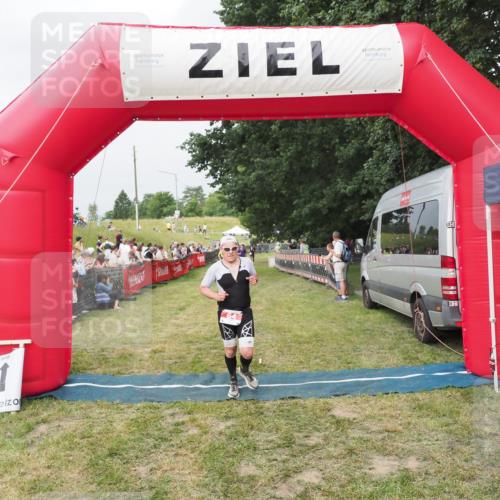 21.06.2025 - 27. Vierlanden-Triathlon MichiJ http://msf.ph/oto/8034157 15.06.2026 12:57:19 Ziel 64 meine-sportfotos.de