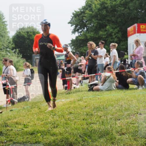 21.06.2025 - 27. Vierlanden-Triathlon KatJ http://msf.ph/oto/8034158 15.06.2025 11:17:26 Schwimmen 911, 944 meine-sportfotos.de