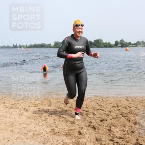 21.06.2025 - 27. Vierlanden-Triathlon Lena Gebhardt http://msf.ph/oto/8034159 15.06.2025 11:19:07 Schwimmen 876, 942 meine-sportfotos.de