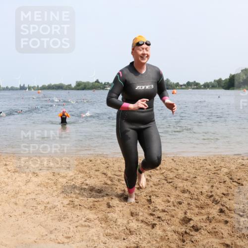 21.06.2025 - 27. Vierlanden-Triathlon Lena Gebhardt http://msf.ph/oto/8034161 15.06.2025 11:19:07 Schwimmen 876, 942 meine-sportfotos.de