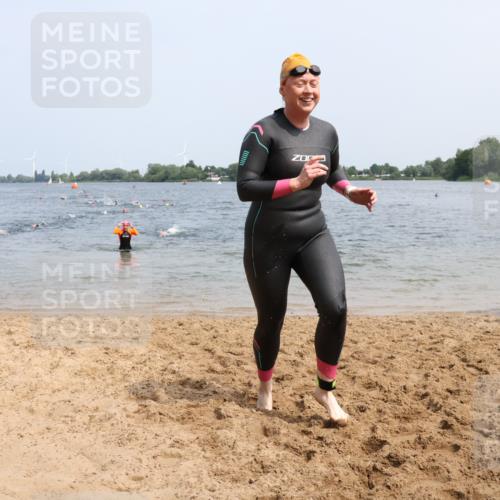 21.06.2025 - 27. Vierlanden-Triathlon Lena Gebhardt http://msf.ph/oto/8034162 15.06.2025 11:19:07 Schwimmen 876, 942 meine-sportfotos.de