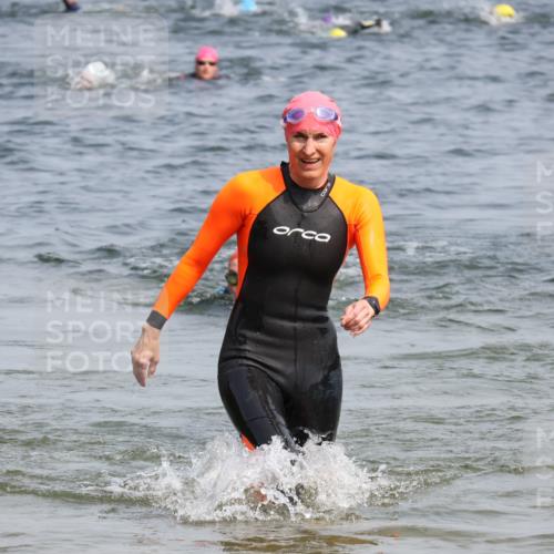 21.06.2025 - 27. Vierlanden-Triathlon Lena Gebhardt http://msf.ph/oto/8034167 15.06.2025 11:19:12 Schwimmen 876, 901 meine-sportfotos.de