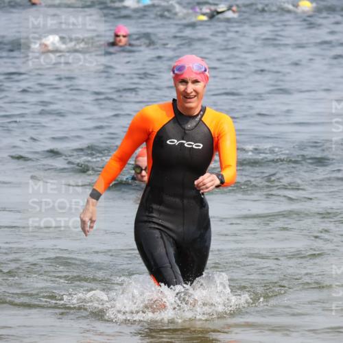 21.06.2025 - 27. Vierlanden-Triathlon Lena Gebhardt http://msf.ph/oto/8034168 15.06.2025 11:19:12 Schwimmen 876, 901 meine-sportfotos.de