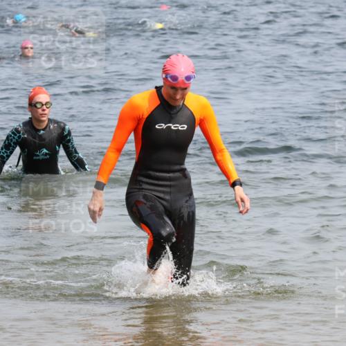 21.06.2025 - 27. Vierlanden-Triathlon Lena Gebhardt http://msf.ph/oto/8034175 15.06.2025 11:19:13 Schwimmen 876, 901 meine-sportfotos.de
