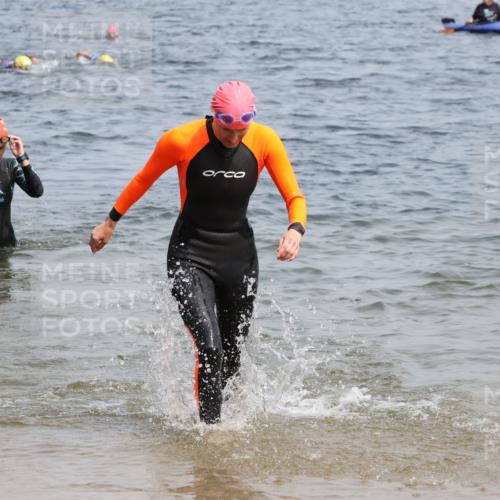 21.06.2025 - 27. Vierlanden-Triathlon Lena Gebhardt http://msf.ph/oto/8034177 15.06.2025 11:19:14 Schwimmen 876, 901 meine-sportfotos.de