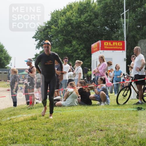 21.06.2025 - 27. Vierlanden-Triathlon KatJ http://msf.ph/oto/8034179 15.06.2025 11:17:39 Schwimmen 849, 973 meine-sportfotos.de