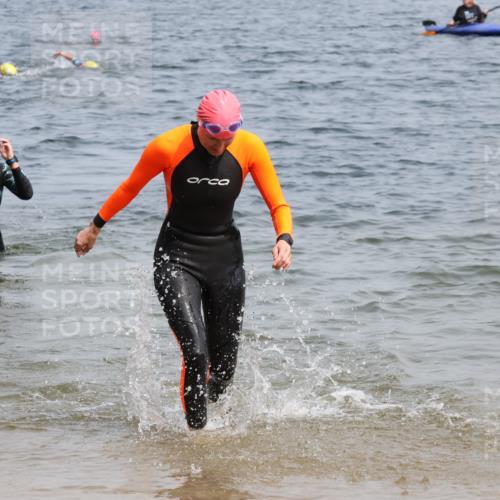 21.06.2025 - 27. Vierlanden-Triathlon Lena Gebhardt http://msf.ph/oto/8034182 15.06.2025 11:19:14 Schwimmen 876, 901 meine-sportfotos.de