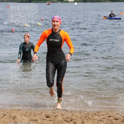 21.06.2025 - 27. Vierlanden-Triathlon Lena Gebhardt http://msf.ph/oto/8034184 15.06.2025 11:19:16 Schwimmen 876, 878, 901, 923 meine-sportfotos.de