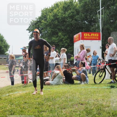 21.06.2025 - 27. Vierlanden-Triathlon KatJ http://msf.ph/oto/8034186 15.06.2025 11:17:39 Schwimmen 849, 973 meine-sportfotos.de
