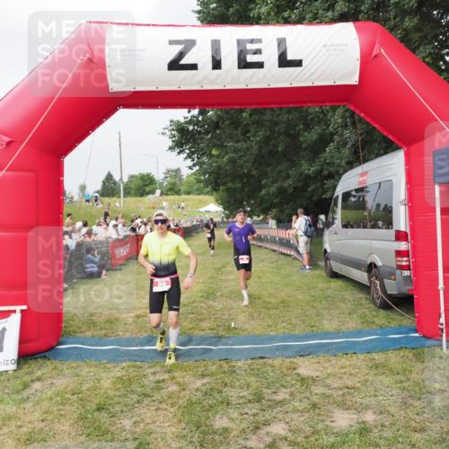 21.06.2025 - 27. Vierlanden-Triathlon MichiJ http://msf.ph/oto/8034188 15.06.2026 12:57:25 Ziel 5, 51, 64, 99 meine-sportfotos.de