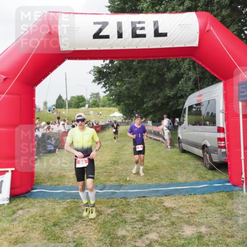 21.06.2025 - 27. Vierlanden-Triathlon MichiJ http://msf.ph/oto/8034204 15.06.2026 12:57:25 Ziel 5, 51, 64, 99 meine-sportfotos.de