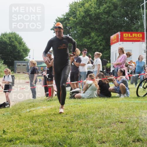21.06.2025 - 27. Vierlanden-Triathlon KatJ http://msf.ph/oto/8034207 15.06.2025 11:17:39 Schwimmen 849, 973 meine-sportfotos.de