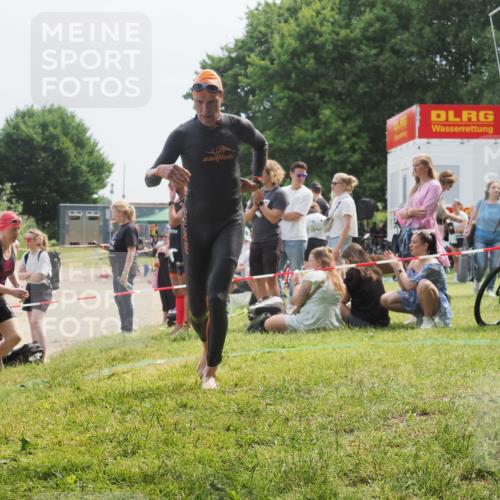21.06.2025 - 27. Vierlanden-Triathlon KatJ http://msf.ph/oto/8034210 15.06.2025 11:17:39 Schwimmen 849, 973 meine-sportfotos.de