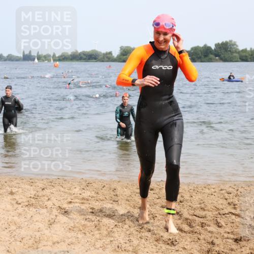 21.06.2025 - 27. Vierlanden-Triathlon Lena Gebhardt http://msf.ph/oto/8034212 15.06.2025 11:19:18 Schwimmen 875, 878, 901, 923 meine-sportfotos.de