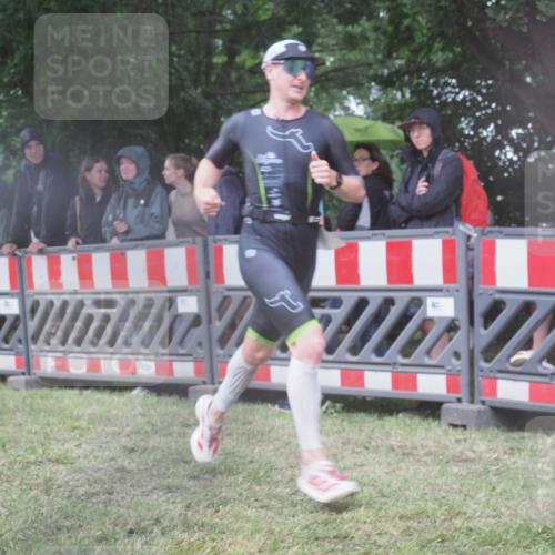 21.06.2025 - 27. Vierlanden-Triathlon KatJ http://msf.ph/oto/8034213 15.06.2025 13:47:35 Ziel 1145, 1153 meine-sportfotos.de