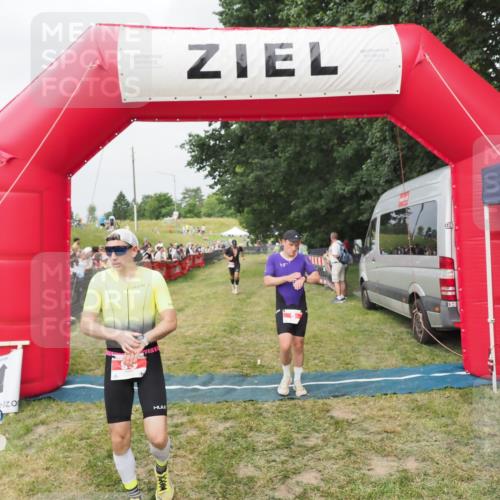 21.06.2025 - 27. Vierlanden-Triathlon MichiJ http://msf.ph/oto/8034219 15.06.2026 12:57:26 Ziel 5, 51, 64, 99 meine-sportfotos.de