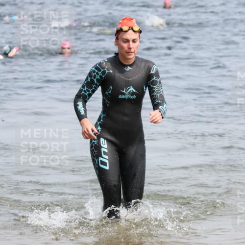 21.06.2025 - 27. Vierlanden-Triathlon Lena Gebhardt http://msf.ph/oto/8034221 15.06.2025 11:19:20 Schwimmen 875, 878, 901, 923 meine-sportfotos.de