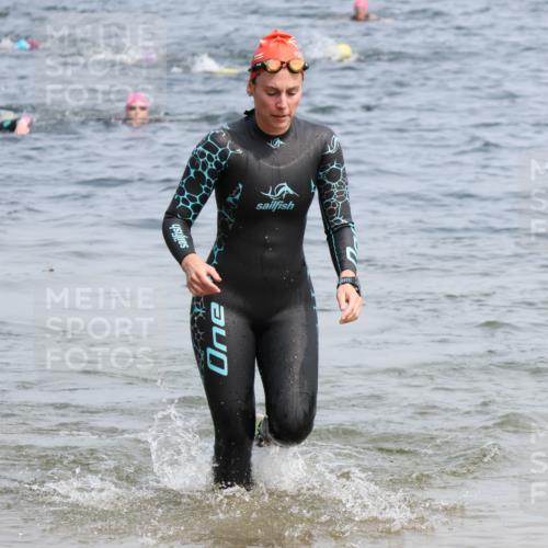 21.06.2025 - 27. Vierlanden-Triathlon Lena Gebhardt http://msf.ph/oto/8034225 15.06.2025 11:19:20 Schwimmen 875, 878, 901, 923 meine-sportfotos.de