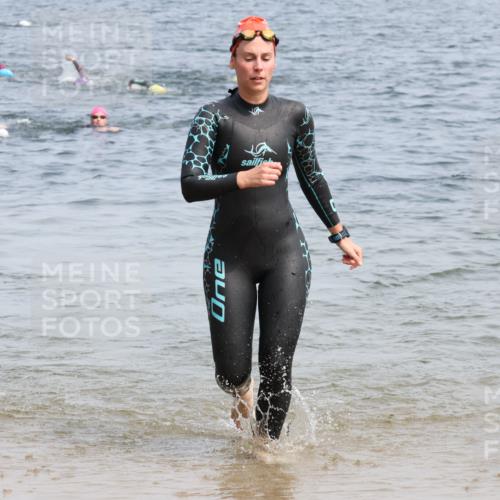 21.06.2025 - 27. Vierlanden-Triathlon Lena Gebhardt http://msf.ph/oto/8034230 15.06.2025 11:19:22 Schwimmen 875, 878, 901, 923 meine-sportfotos.de