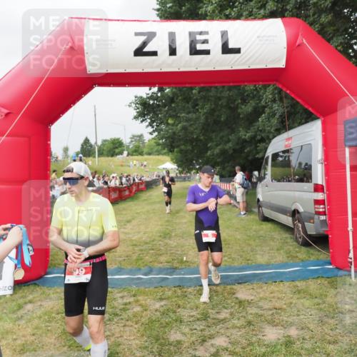 21.06.2025 - 27. Vierlanden-Triathlon MichiJ http://msf.ph/oto/8034233 15.06.2026 12:57:26 Ziel 5, 51, 64, 99 meine-sportfotos.de