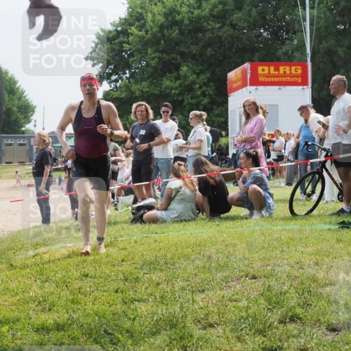 21.06.2025 - 27. Vierlanden-Triathlon KatJ http://msf.ph/oto/8034243 15.06.2025 11:17:42 Schwimmen 849, 973 meine-sportfotos.de