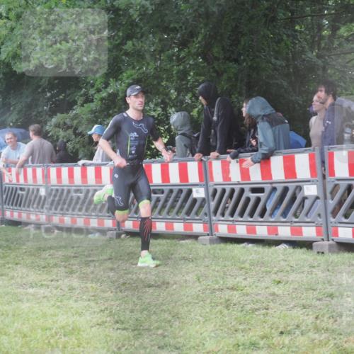 21.06.2025 - 27. Vierlanden-Triathlon KatJ http://msf.ph/oto/8034244 15.06.2025 13:47:46 Ziel 1153 meine-sportfotos.de