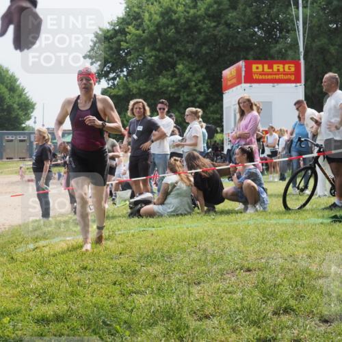 21.06.2025 - 27. Vierlanden-Triathlon KatJ http://msf.ph/oto/8034247 15.06.2025 11:17:42 Schwimmen 849, 973 meine-sportfotos.de