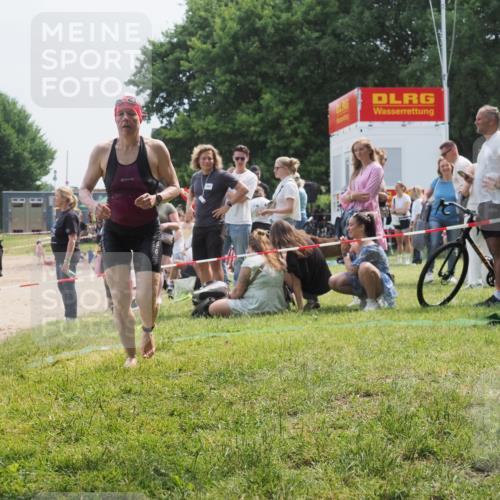 21.06.2025 - 27. Vierlanden-Triathlon KatJ http://msf.ph/oto/8034251 15.06.2025 11:17:42 Schwimmen 849, 973 meine-sportfotos.de