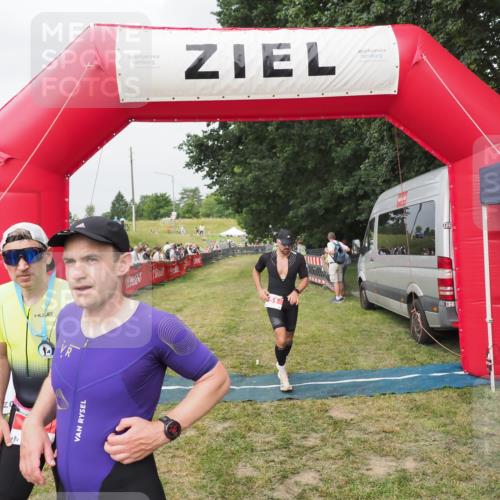 21.06.2025 - 27. Vierlanden-Triathlon MichiJ http://msf.ph/oto/8034253 15.06.2026 12:57:29 Ziel 5, 51, 99 meine-sportfotos.de