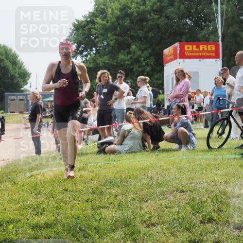 21.06.2025 - 27. Vierlanden-Triathlon KatJ http://msf.ph/oto/8034256 15.06.2025 11:17:42 Schwimmen 849, 973 meine-sportfotos.de