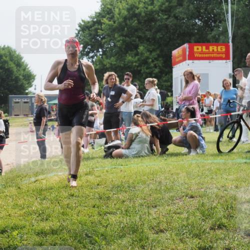 21.06.2025 - 27. Vierlanden-Triathlon KatJ http://msf.ph/oto/8034261 15.06.2025 11:17:42 Schwimmen 849, 973 meine-sportfotos.de