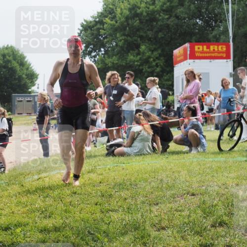 21.06.2025 - 27. Vierlanden-Triathlon KatJ http://msf.ph/oto/8034266 15.06.2025 11:17:42 Schwimmen 849, 973 meine-sportfotos.de