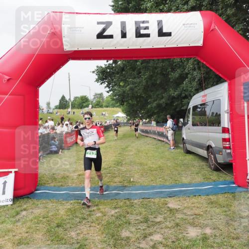 21.06.2025 - 27. Vierlanden-Triathlon MichiJ http://msf.ph/oto/8034305 15.06.2026 12:57:49 Ziel 75, 713 meine-sportfotos.de