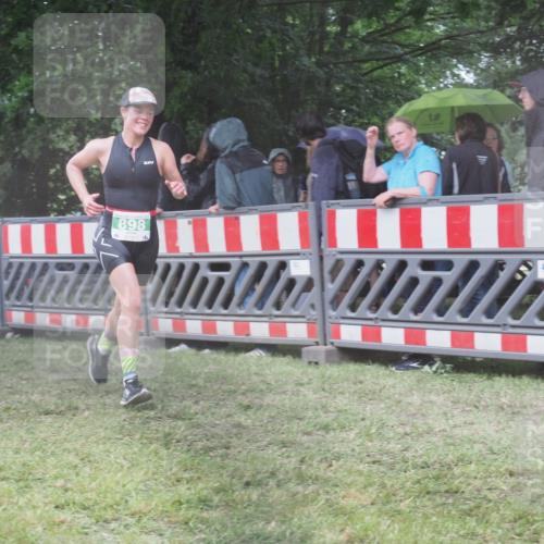 21.06.2025 - 27. Vierlanden-Triathlon KatJ http://msf.ph/oto/8034309 15.06.2025 13:48:01 Ziel 898 meine-sportfotos.de