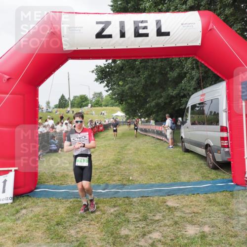 21.06.2025 - 27. Vierlanden-Triathlon MichiJ http://msf.ph/oto/8034315 15.06.2026 12:57:49 Ziel 75, 713 meine-sportfotos.de