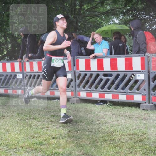21.06.2025 - 27. Vierlanden-Triathlon KatJ http://msf.ph/oto/8034324 15.06.2025 13:48:01 Ziel 898 meine-sportfotos.de