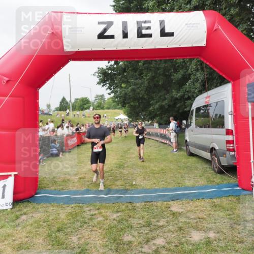 21.06.2025 - 27. Vierlanden-Triathlon MichiJ http://msf.ph/oto/8034325 15.06.2026 12:57:53 Ziel 75, 713, 976 meine-sportfotos.de