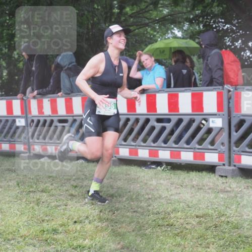 21.06.2025 - 27. Vierlanden-Triathlon KatJ http://msf.ph/oto/8034327 15.06.2025 13:48:01 Ziel 898 meine-sportfotos.de