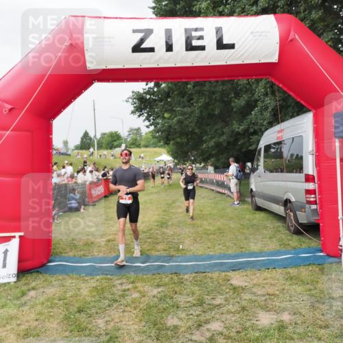 21.06.2025 - 27. Vierlanden-Triathlon MichiJ http://msf.ph/oto/8034330 15.06.2026 12:57:53 Ziel 75, 713, 976 meine-sportfotos.de